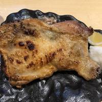 骨付き鶏もも一夜干しの炭火焼き