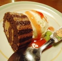 バニラアイスクリームとショコラケーキ