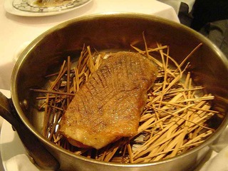 マダム　ビュルゴーのシャラン鴨　魚沼産藁の燻製