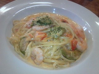 生パスタ 海老とアボカドのトマトクリーム