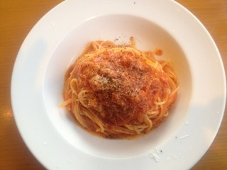 トロトロ煮込んだオニオンと荏胡麻豚のベーコンのアマトリチャーナ　ペコリーノ・ロマーノ