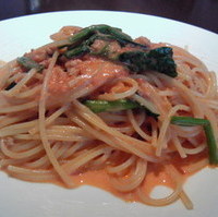 鶏ラグーとほうれん草のトマトクリームパスタ