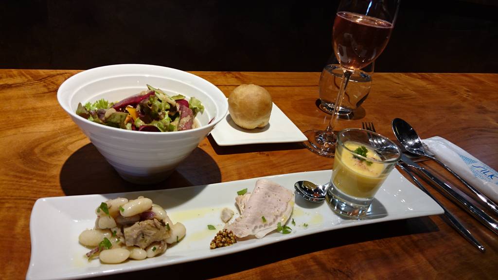 ランチのサラダ、前菜、パン