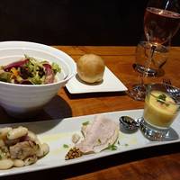 ランチのサラダ、前菜、パン