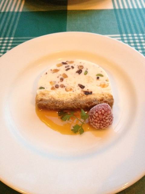 ナッツバニラアイスのケーキ仕立て。