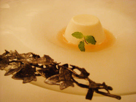 ココナッツのプリン　メロンソース