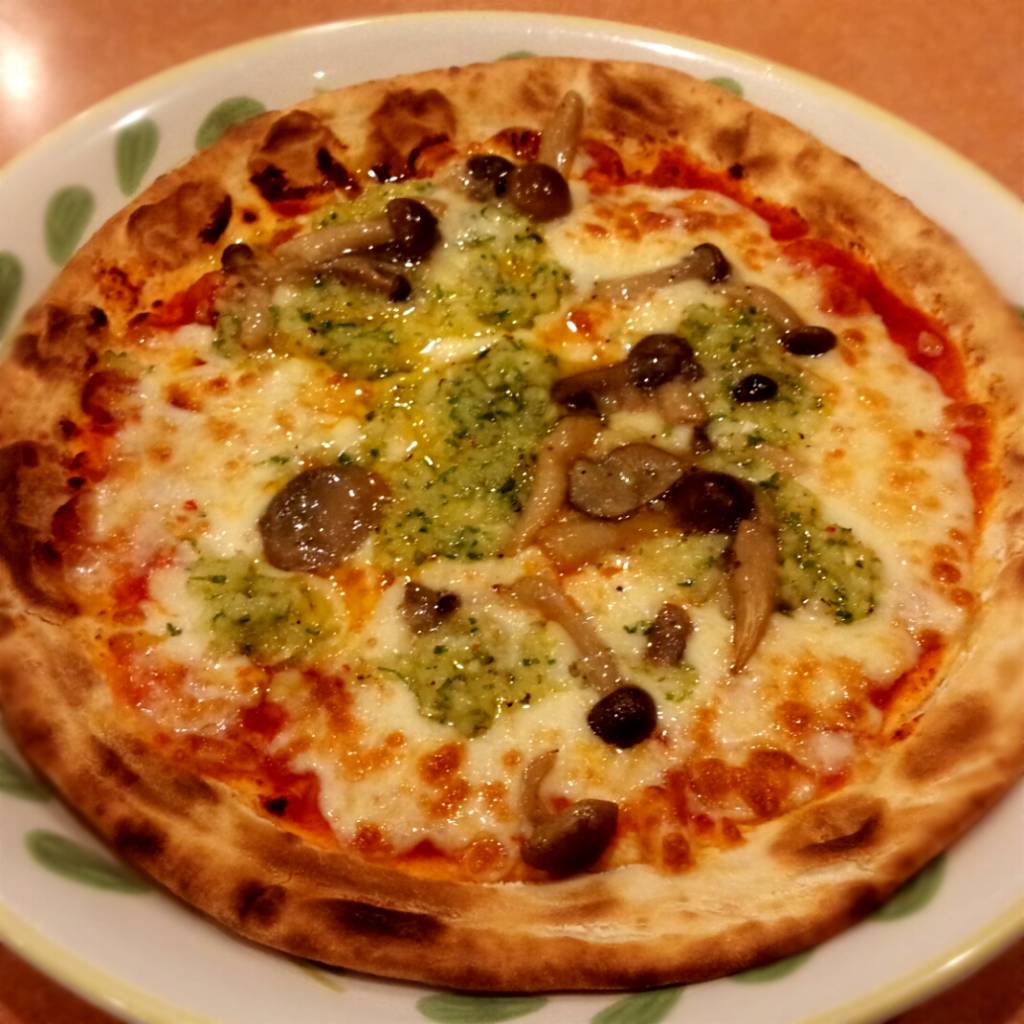 野菜ときのこのピザ