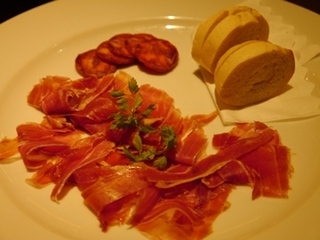 ハモン　セラーノとチョリソ盛り合せ