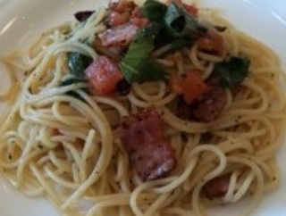 トマトとベーコンのバジリコペペロンチーノ