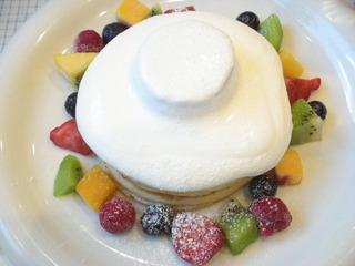 オリジナルパンケーキ　ミックスフルーツとプリン