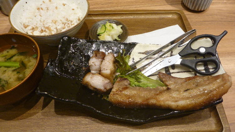 茶美豚バラ黒胡椒焼き定食（とろろ無し）