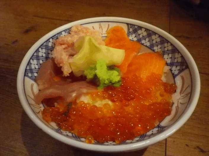 まぐろとサーモンの４色丼 