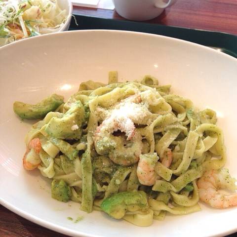 エビとアボカドのジェノベーゼパスタ