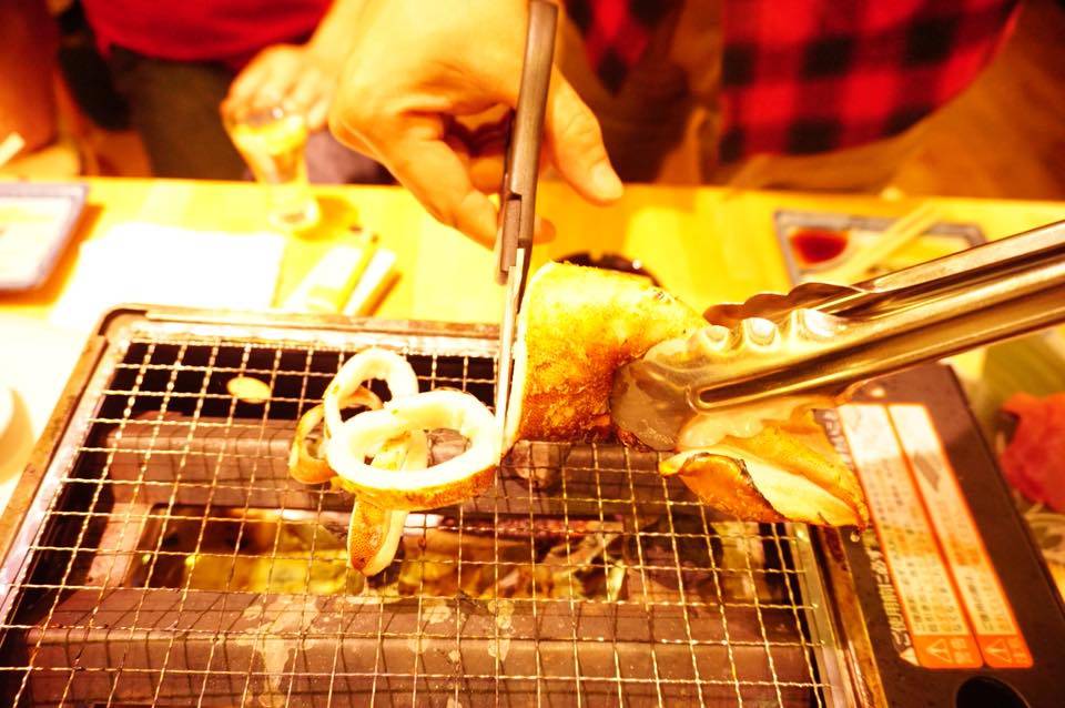 イカを丸々焼いたやつ。バター醤油を塗って食べます。