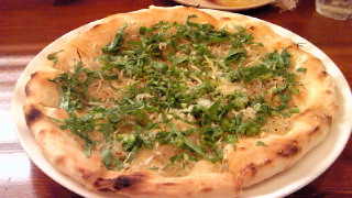 シラスとルッコラのピッツァビアンカ