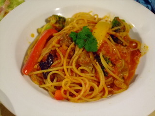 柔らかく煮込んだビーフと夏野菜のスパイシースパゲティー