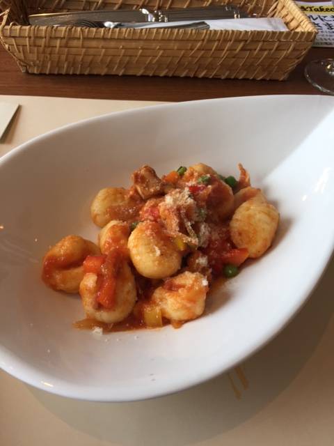 鶏と夏野菜のトマトソースのニョッキ