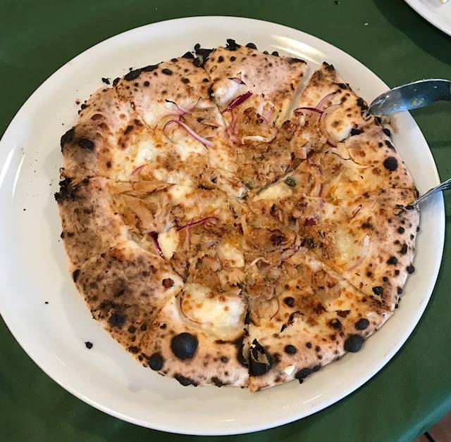 シーチキンとオニオンのピザ