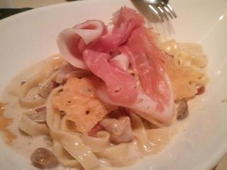 自家製手打ちフェッチーネ　ポルチーニ茸と生ハムのクリームソースカリカリチーズ添え