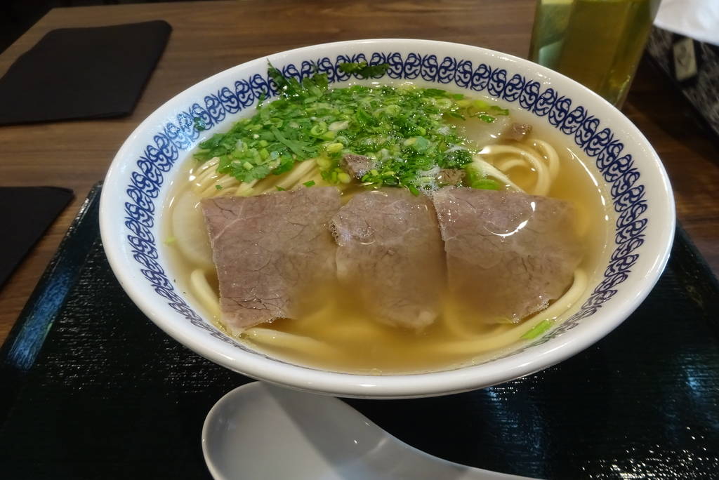 蘭州牛肉面　ランシュウギュウニクメン８　オススメ　三角麺スープが絡む個性派