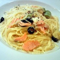 サーモンとアボガドのクリームパスタ