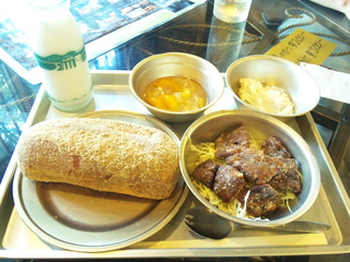 揚げパンと鯨の竜田揚げ