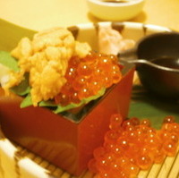 こぼれイクラと生うにの枡盛寿司