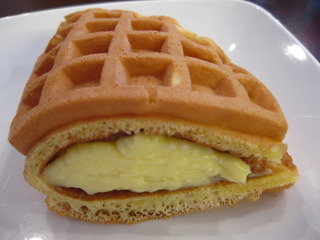 カスタードクリームサンドワッフル