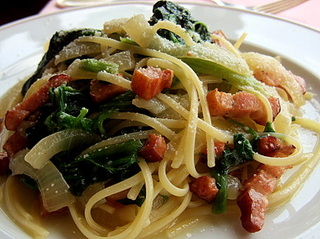 ベーコンと玉葱で和えたリングイネ