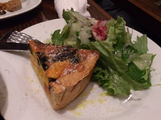 さつま芋とちぢみほうれん草・京人参・ベーコンのキッシュ