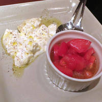 イタリア産チーズ“ブッラータ”とトマトのマ…