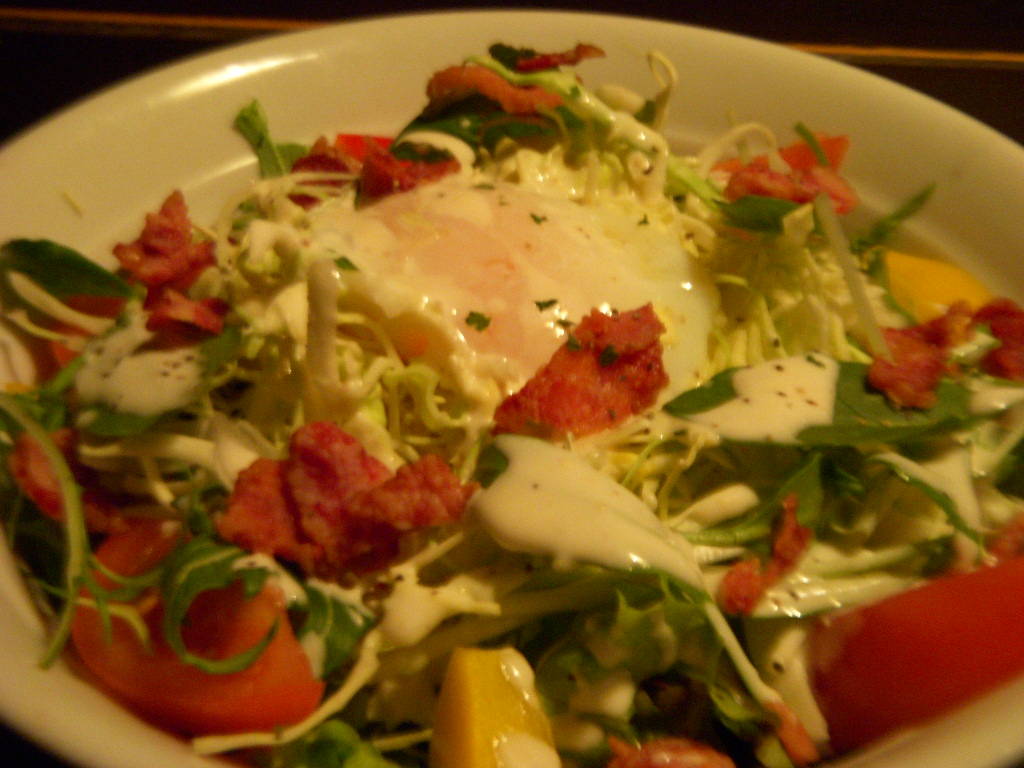 半熟卵と炙り鶏のシーザーサラダ