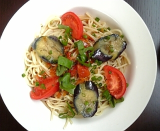 トマトとナスの冷たいパスタ