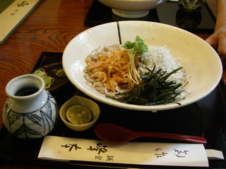 桜海老のバラかき揚げと湘南しらすのぶっ掛け蕎麦