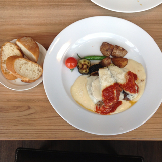 フレッシュトマトとたっぷりチーズハンバーグ