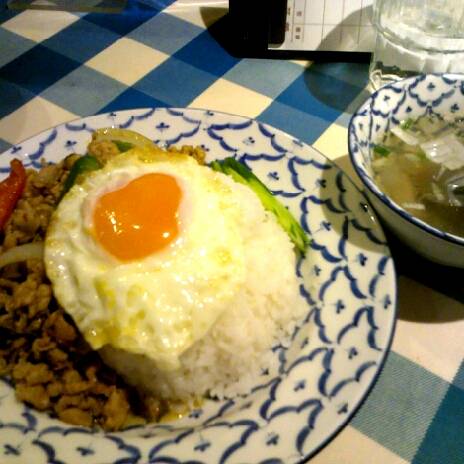 ガパオ・ガイ（鶏挽肉バジル炒めのせご飯）