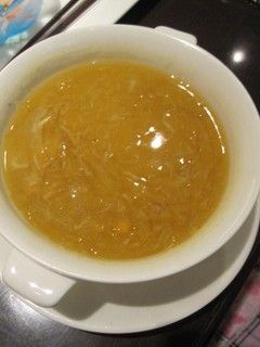 たらば蟹入りフカヒレスープ