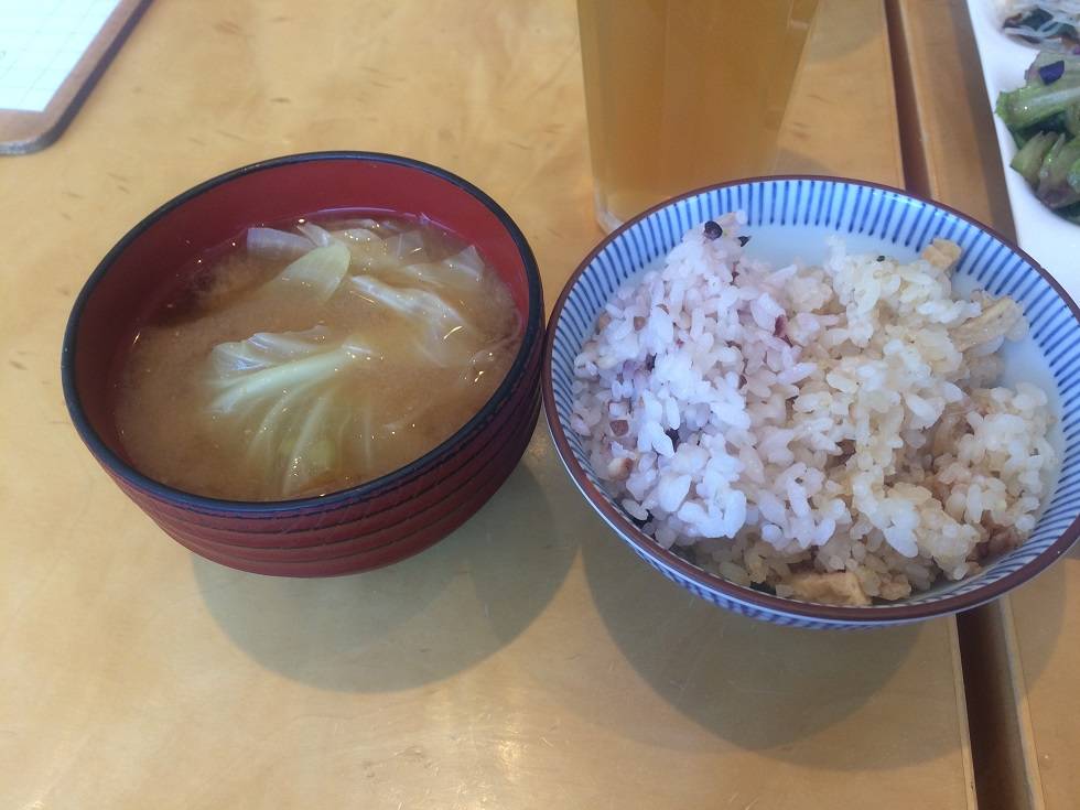 具沢山お味噌汁と新生姜とキアヌの炊き込みご飯