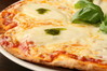 モッツアレラチーズとトマトとバジルのピザ