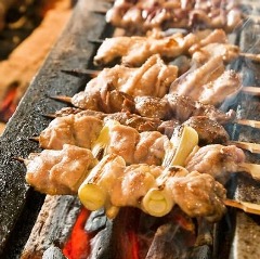 焼鳥伊達鶏や日南鶏などの地鶏を中心に国産鶏肉使用